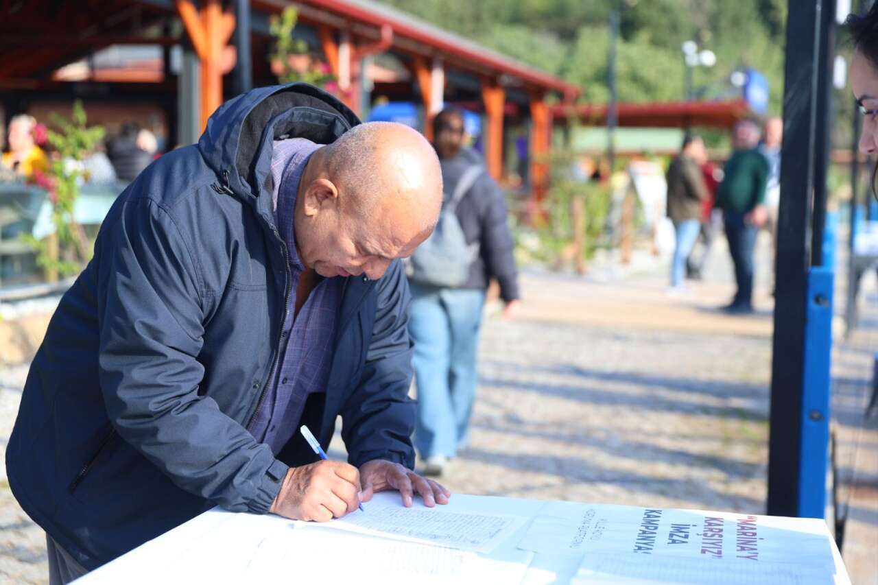 Yüzlerce Vatandaş Kille'de Marina Projesine Karşı İnsan Zinciri Oluşturdu 7